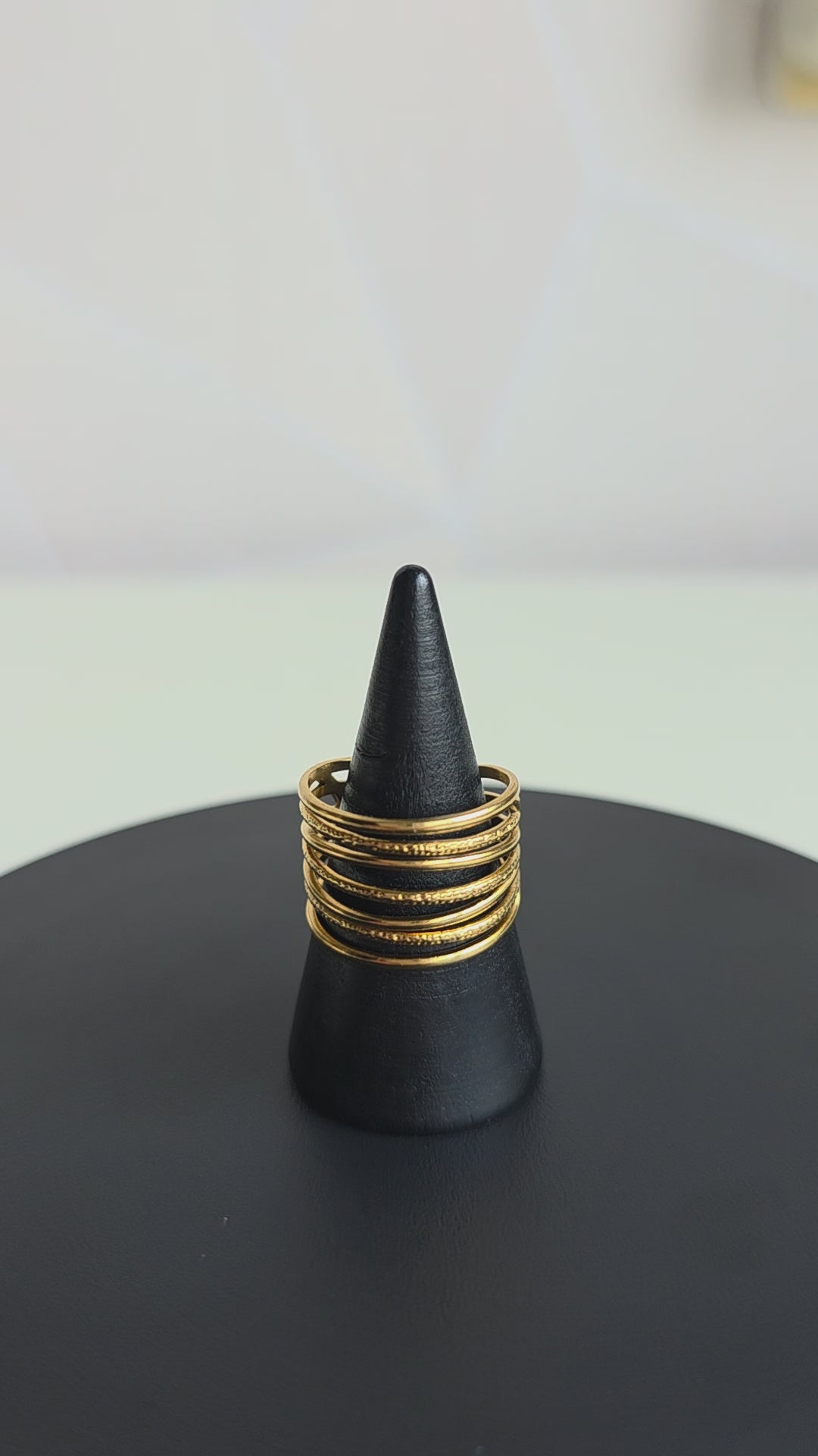 Minimalistische verstelbare ring van Jacobsz Atelier Doré met meerdere fijne gouden lijnen.
