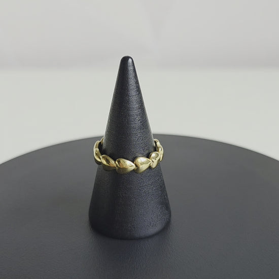 Minimalistische verstelbare ring van Jacobsz Atelier Doré met kleine hartvormige details en een zachte gouden uitstraling.