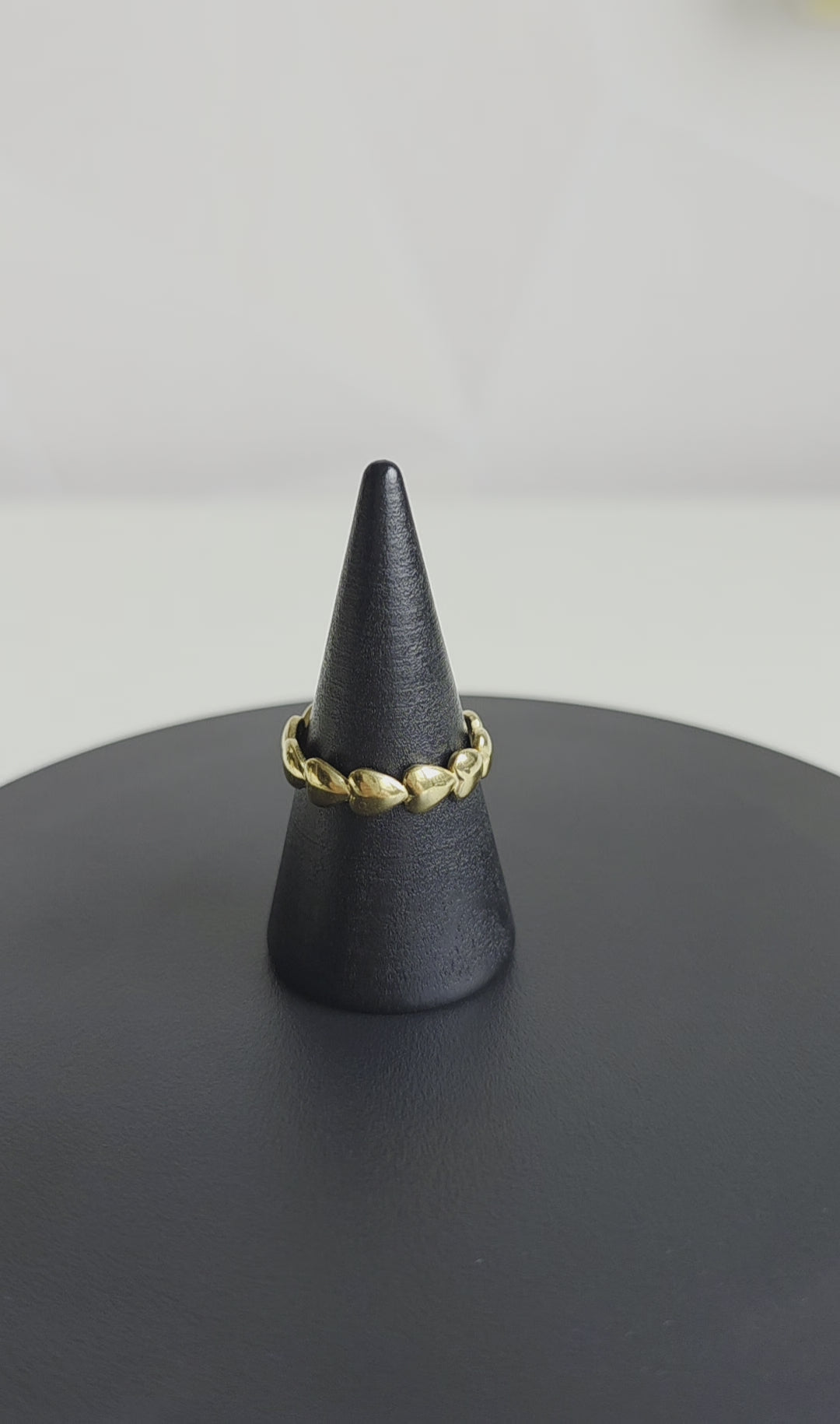 Minimalistische verstelbare ring van Jacobsz Atelier Doré met kleine hartvormige details en een zachte gouden uitstraling.