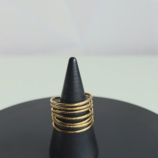 Minimalistische verstelbare ring van Jacobsz Atelier Doré met meerdere fijne gouden lijnen.