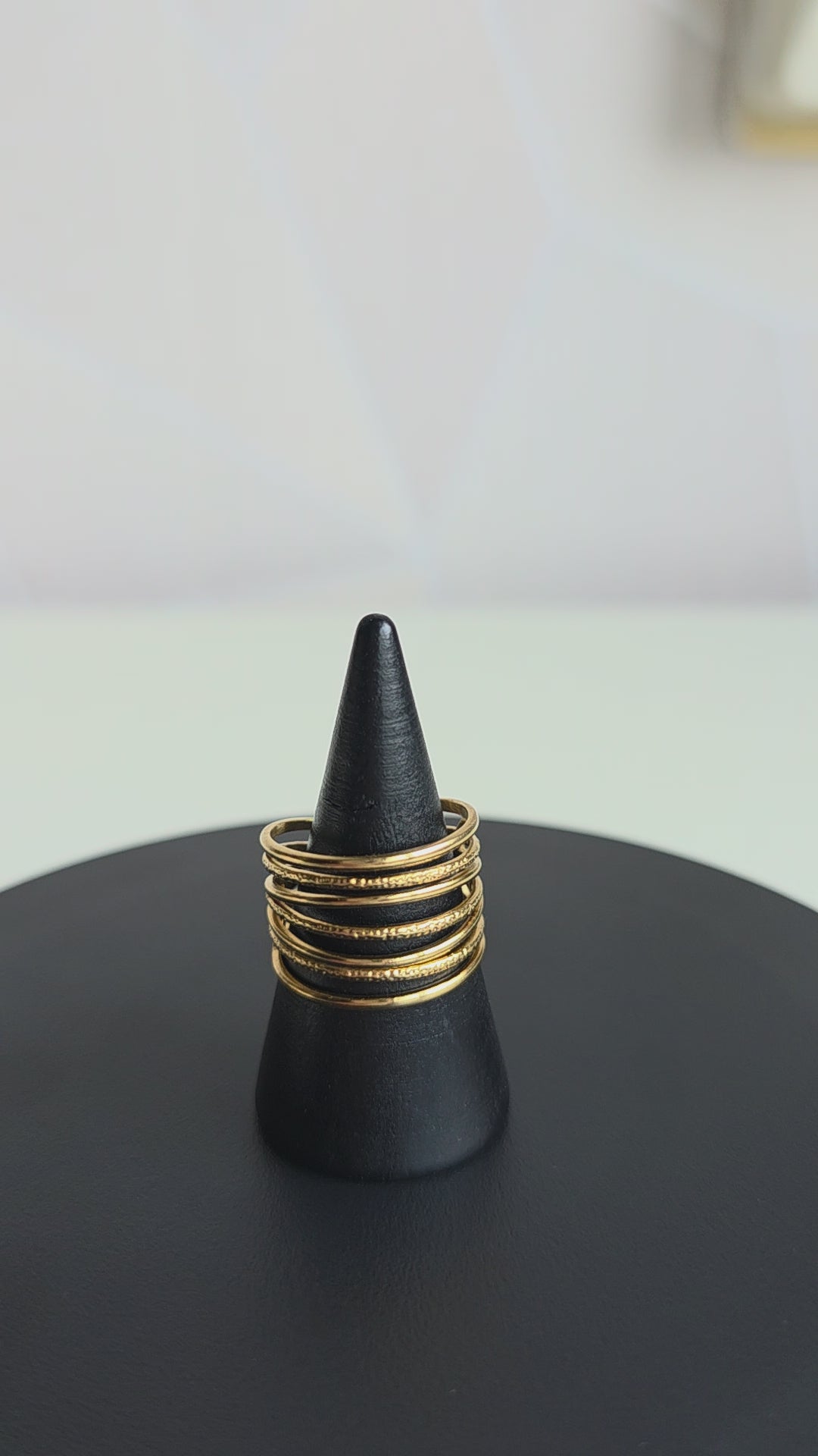Minimalistische verstelbare ring van Jacobsz Atelier Doré met meerdere fijne gouden lijnen.
