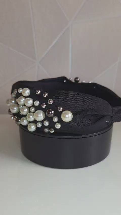 Een luxehaarband van Jacobsz Atelier met elegante satijnen afwerking en verfijnde pareldetails. De Pearl Deluxe LUX Headband geeft iedere look een chique en vrouwelijke uitstraling en is perfect voor feestjes, communies, bruiloften en andere speciale gelegenheden.