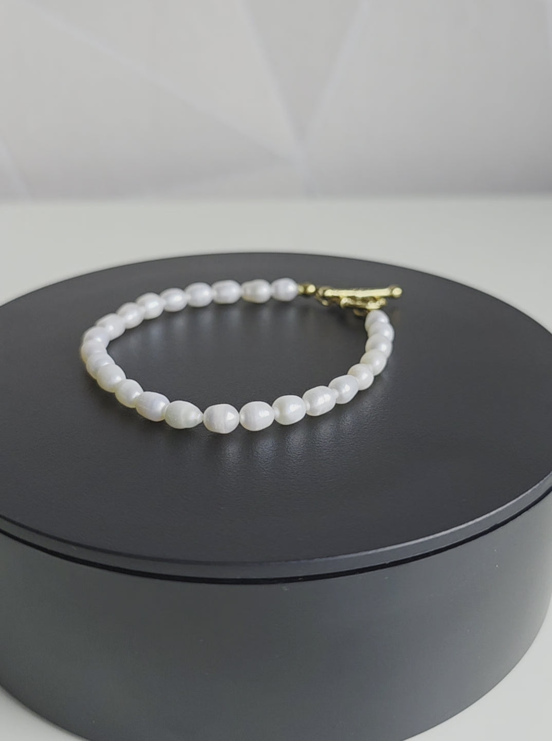 Elegante freshwater pearl armband van Jacobsz Atelier Doré met gouden sluiting en verfijnde uitstraling.