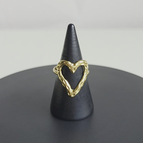 Minimalistische verstelbare ring van Jacobsz Atelier Doré met open hartdesign&nbsp;dat perfect past bij een dagelijkse sieradenlook.