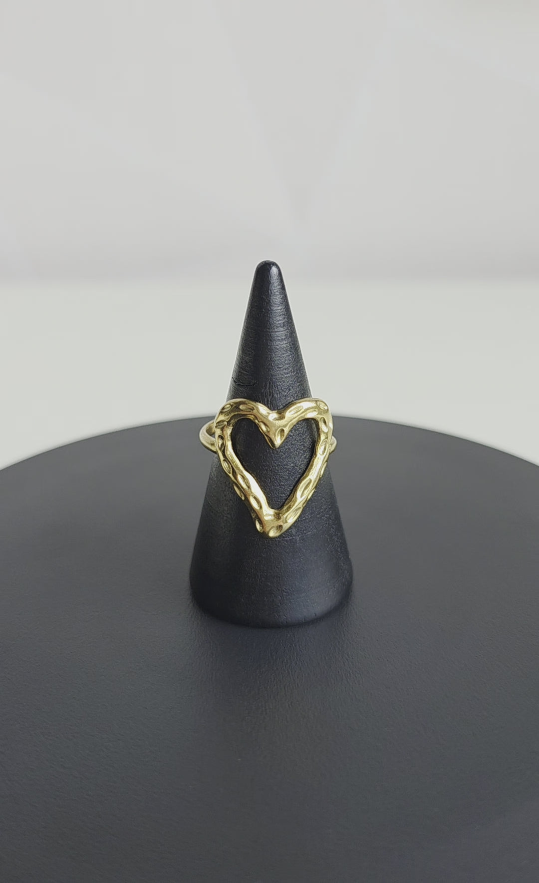 Minimalistische verstelbare ring van Jacobsz Atelier Doré met open hartdesign&nbsp;dat perfect past bij een dagelijkse sieradenlook.