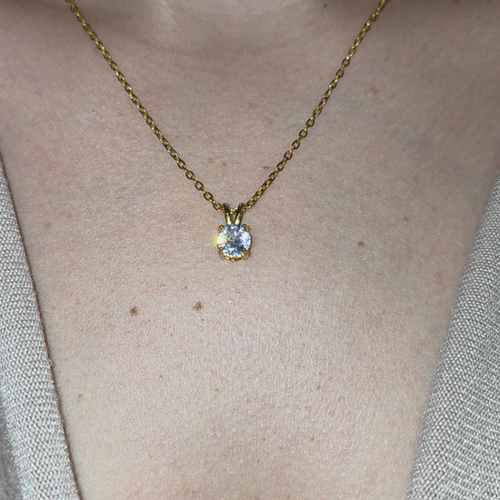Elegante ketting van Jacobsz Atelier Doré met ronde zircon hanger en gouden afwerking.
Perfect voor dagelijks gebruik of een bijzondere gelegenheid.