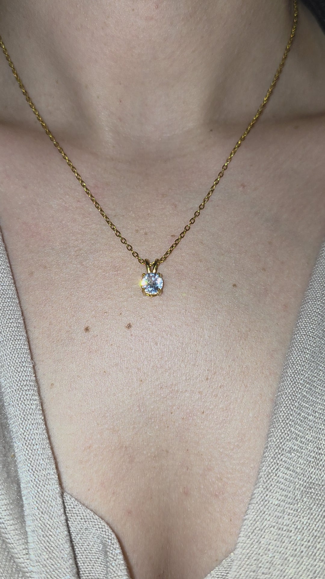 Elegante ketting van Jacobsz Atelier Doré met ronde zircon hanger en gouden afwerking.
Perfect voor dagelijks gebruik of een bijzondere gelegenheid.