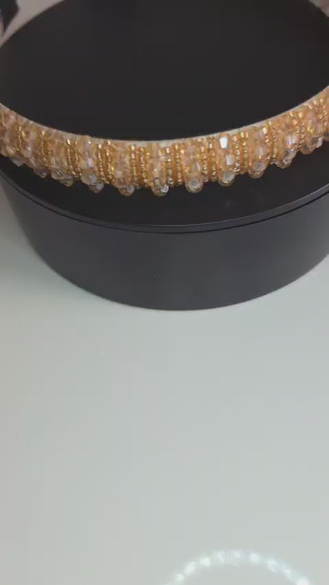 Een elegante haarband van Jacobsz Atelier met subtiele sparkling details voor een stijlvolle uitstraling. 
