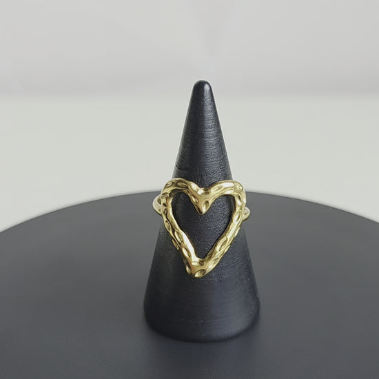 Minimalistische verstelbare ring van Jacobsz Atelier Doré met open hartdesign&nbsp;dat perfect past bij een dagelijkse sieradenlook.
