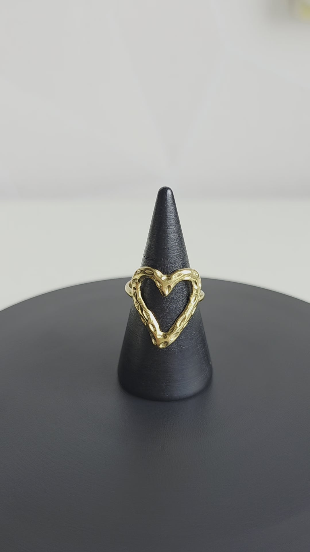 Minimalistische verstelbare ring van Jacobsz Atelier Doré met open hartdesign&nbsp;dat perfect past bij een dagelijkse sieradenlook.
