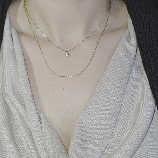 Elegante dubbele ketting van Jacobsz Atelier Doré met fijne lagen en subtiele zircon hanger.
Perfect voor dagelijks gebruik of een bijzondere gelegenheid.