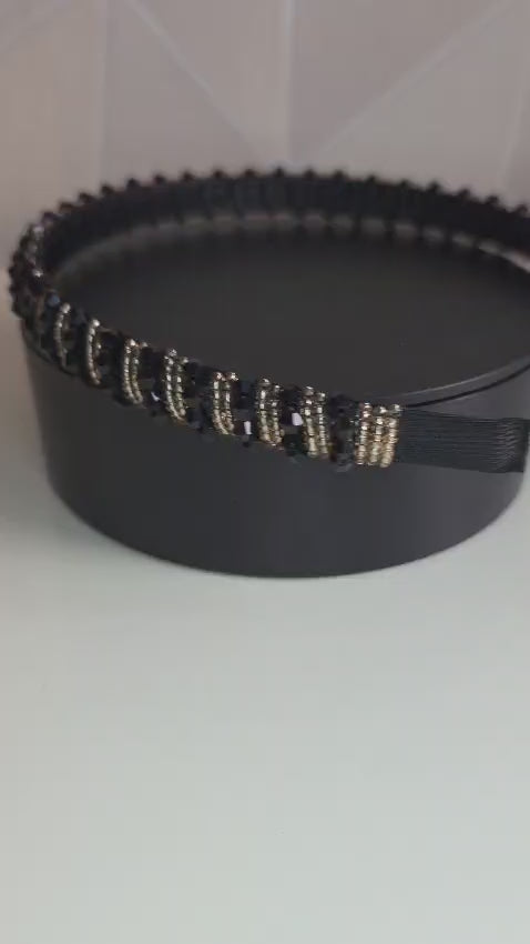 Een elegante haarband van Jacobsz Atelier met subtiele sparkling details voor een stijlvolle uitstraling. 