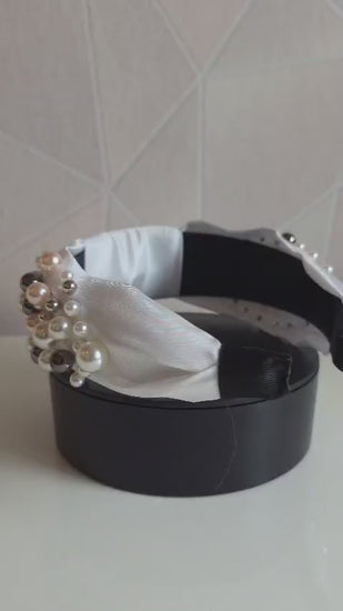 Een luxehaarband van Jacobsz Atelier met elegante satijnen afwerking en verfijnde pareldetails. De Pearl Deluxe LUX Headband geeft iedere look een chique en vrouwelijke uitstraling en is perfect voor feestjes, communies, bruiloften en andere speciale gelegenheden.