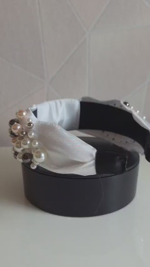 Een luxehaarband van Jacobsz Atelier met elegante satijnen afwerking en verfijnde pareldetails. De Pearl Deluxe LUX Headband geeft iedere look een chique en vrouwelijke uitstraling en is perfect voor feestjes, communies, bruiloften en andere speciale gelegenheden.
