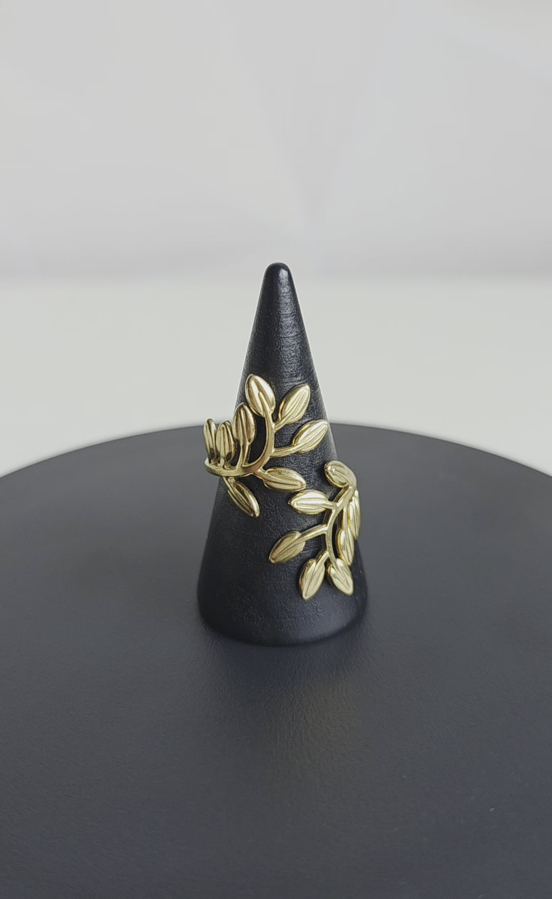Elegante verstelbare ring van Jacobsz Atelier Doré met verfijnd bladeren design en gouden afwerking.