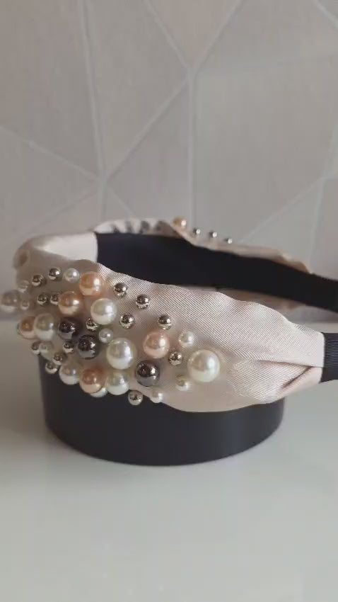 Een luxehaarband van Jacobsz Atelier met elegante satijnen afwerking en verfijnde pareldetails. De Pearl Deluxe LUX Headband geeft iedere look een chique en vrouwelijke uitstraling en is perfect voor feestjes, communies, bruiloften en andere speciale gelegenheden.