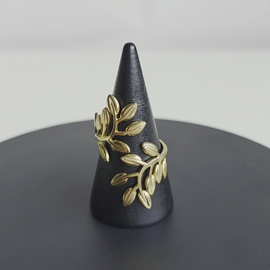 Elegante verstelbare ring van Jacobsz Atelier Doré met verfijnd bladeren design en gouden afwerking.