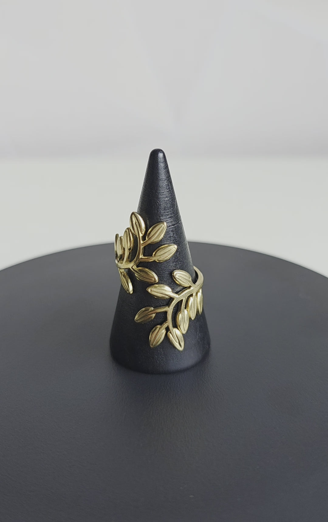 Elegante verstelbare ring van Jacobsz Atelier Doré met verfijnd bladeren design en gouden afwerking.