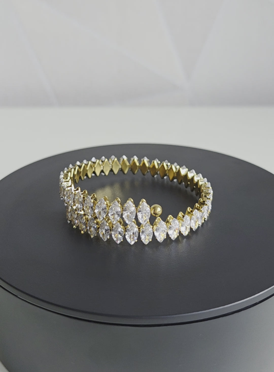 Elegante armband van Jacobsz Atelier Doré met marquise zircon stenen en luxe gouden afwerking.