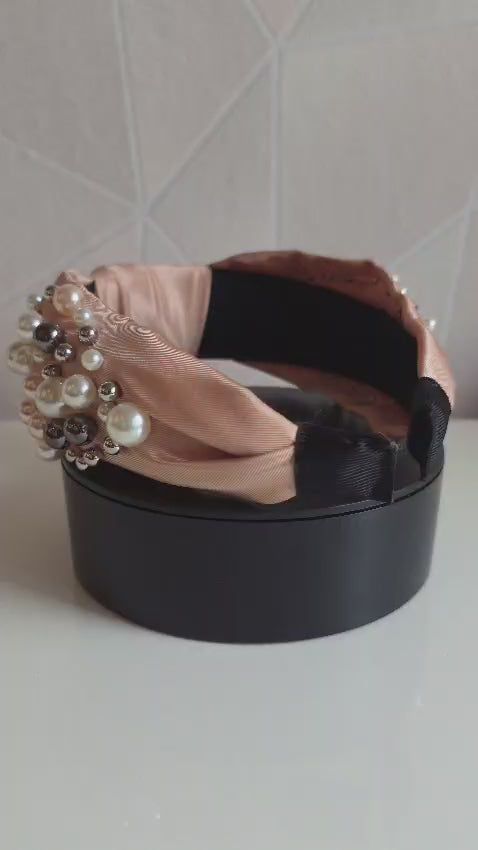 Een luxehaarband van Jacobsz Atelier met elegante satijnen afwerking en verfijnde pareldetails. De Pearl Deluxe LUX Headband geeft iedere look een chique en vrouwelijke uitstraling en is perfect voor feestjes, communies, bruiloften en andere speciale gelegenheden.