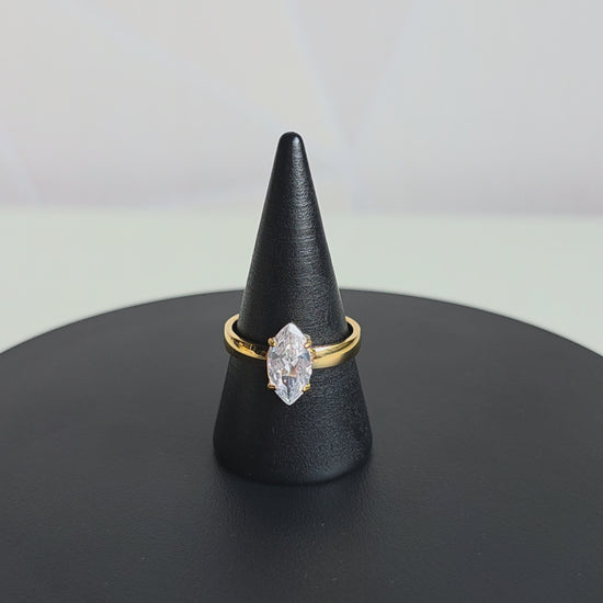 Elegante ring van Jacobsz Atelier Doré met marquise zircon steen en gouden afwerking.
Perfect voor dagelijks gebruik of een bijzondere gelegenheid.