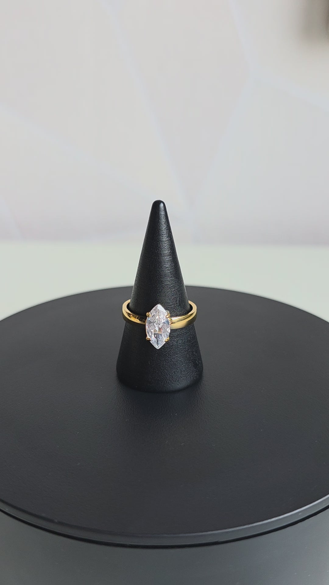 Elegante ring van Jacobsz Atelier Doré met marquise zircon steen en gouden afwerking.
Perfect voor dagelijks gebruik of een bijzondere gelegenheid.
