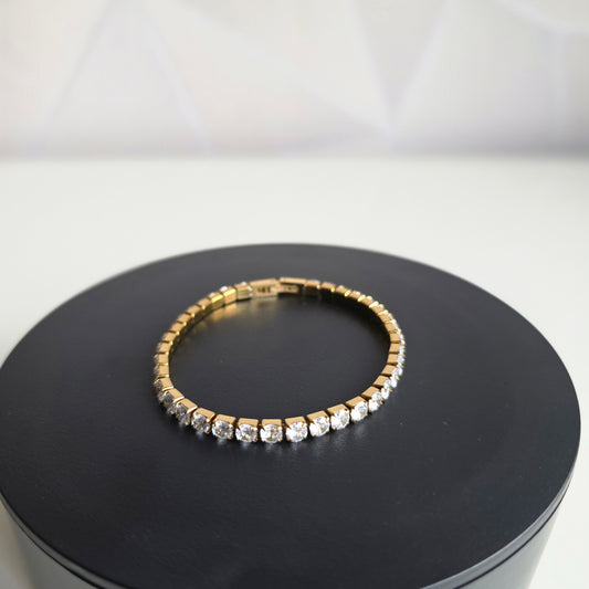 Verfijnde tennis bracelet van Jacobsz Atelier Doré met schitterende stenen en luxe gouden afwerking.